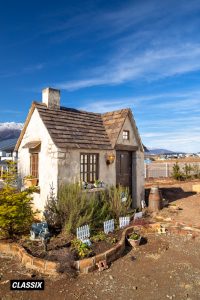 絵本の中から飛び出してきたかのようなオールドフレンチスタイルのガーデンハウス